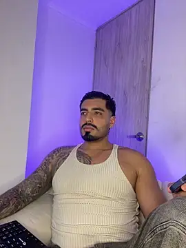 Snapshot of LeandroRusso chatting on November 2025 10:13:02 PM LeandroRusso online show from November 2025 10:13:02 PM