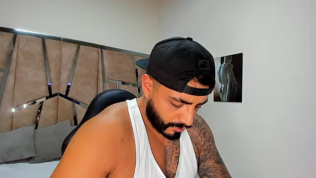 Snapshot of LeandroRusso chatting on March 2025 11:14:01 PM LeandroRusso online show from March 2025 11:14:01 PM