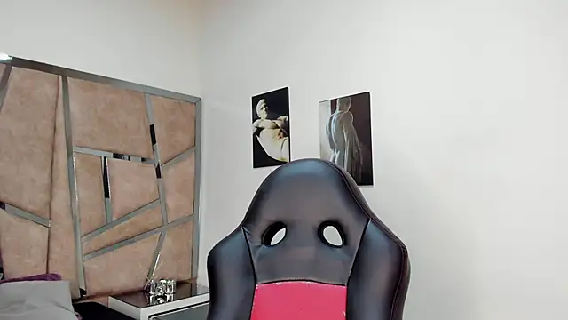 Snapshot of LeandroRusso chatting on February 2025 08:00:01 PM LeandroRusso online show from February 2025 08:00:01 PM