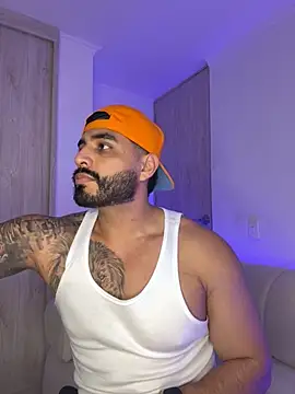 Snapshot of LeandroRusso chatting on October 2025 03:11:02 AM LeandroRusso online show from October 2025 03:11:02 AM