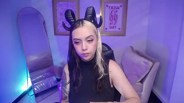 Snapshot of Hela_v chatting on October 2025 12:46:01 PM Hela v online show from October 2025 12:46:01 PM