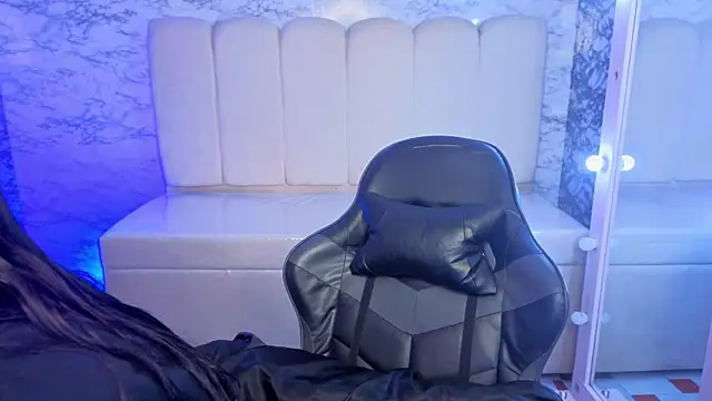 Hela v online show from April 2026 01:04:02 PM