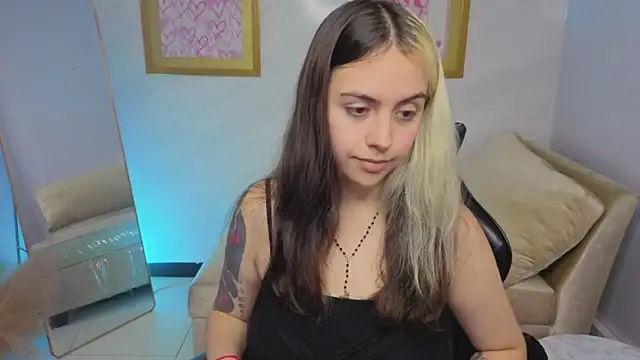 Snapshot of Hela_v chatting on November 2025 07:58:02 PM Hela v online show from November 2025 07:58:02 PM