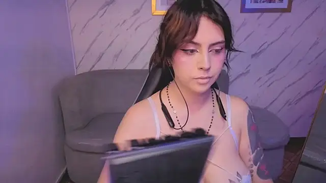 Hela v online show from May 2026 08:17:02 PM