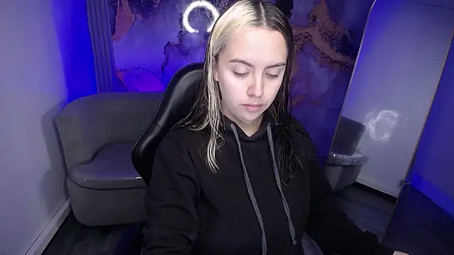 Snapshot of Hela_v chatting on November 2025 12:42:01 PM Hela v online show from November 2025 12:42:01 PM