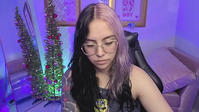 Snapshot of Hela_v chatting on December 2025 07:58:01 PM Hela v online show from December 2025 07:58:01 PM