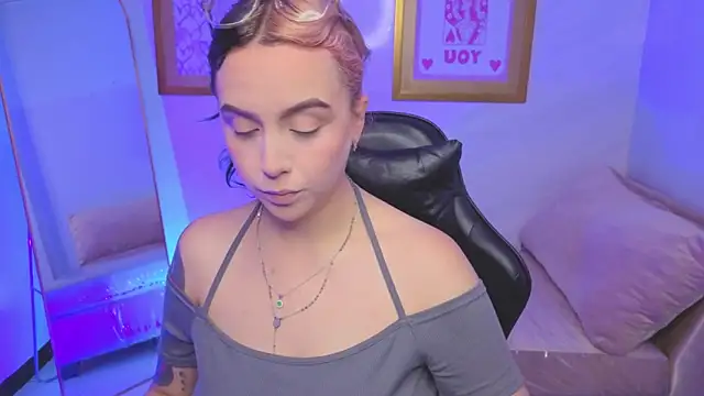 Snapshot of Hela_v chatting on January 2026 08:12:02 PM Hela v online show from January 2026 08:12:02 PM