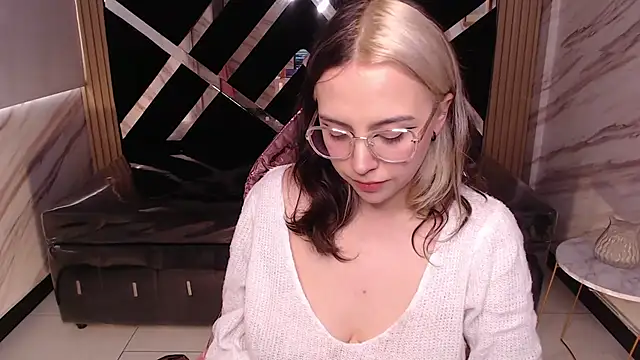 Snapshot of Hela_v chatting on March 2025 06:12:02 PM Hela v online show from March 2025 06:12:02 PM