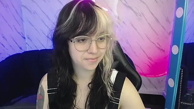 Snapshot of Hela_v chatting on February 2026 01:13:02 PM Hela v online show from February 2026 01:13:02 PM