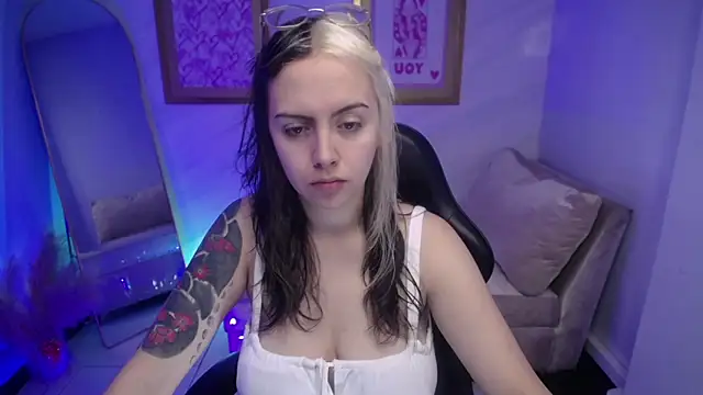 Snapshot of Hela_v chatting on September 2025 12:00:01 PM Hela v online show from September 2025 12:00:01 PM