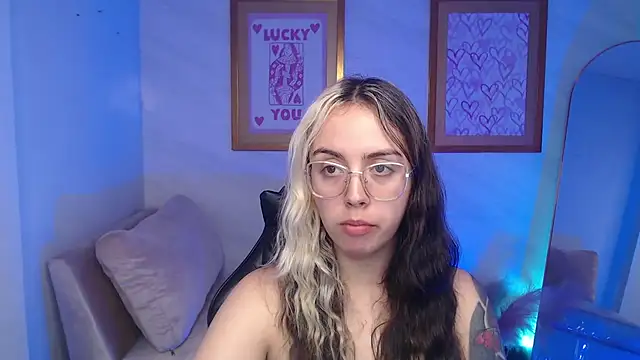 Snapshot of Hela_v chatting on November 2025 08:09:01 PM Hela v online show from November 2025 08:09:01 PM