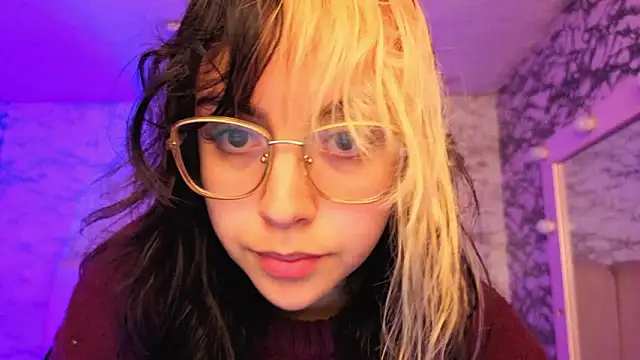 Hela v online show from March 2026 12:11:01 PM