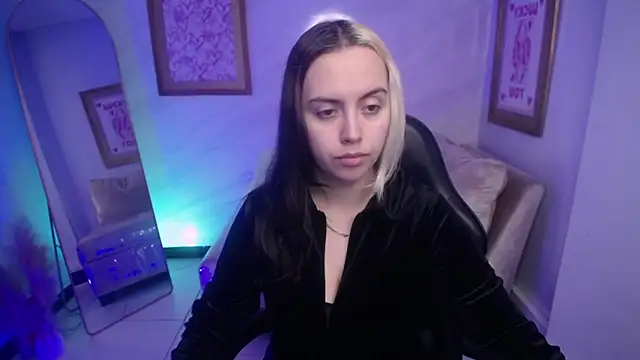 Snapshot of Hela_v chatting on September 2025 12:11:01 PM Hela v online show from September 2025 12:11:01 PM