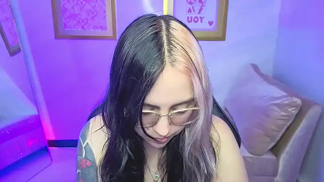 Snapshot of Hela_v chatting on January 2026 08:12:01 PM Hela v online show from January 2026 08:12:01 PM