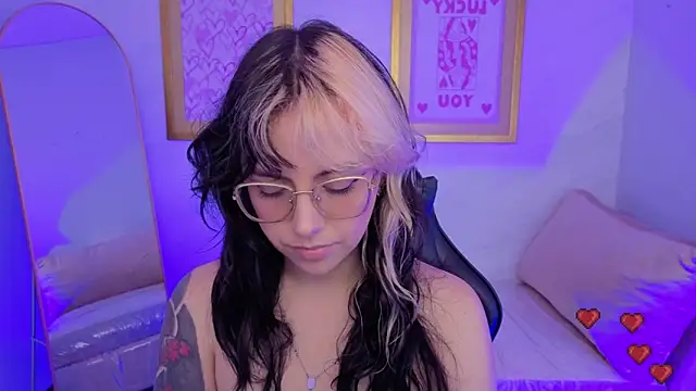 Snapshot of Hela_v chatting on February 2026 08:06:02 PM Hela v online show from February 2026 08:06:02 PM