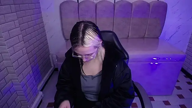 Snapshot of Hela_v chatting on November 2025 11:58:01 AM Hela v online show from November 2025 11:58:01 AM