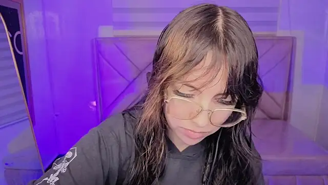 Hela v online show from June 2026 01:09:02 PM