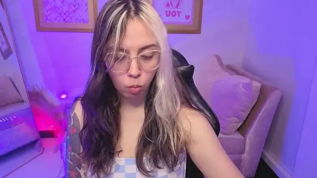 Snapshot of Hela_v chatting on December 2025 07:57:02 PM Hela v online show from December 2025 07:57:02 PM