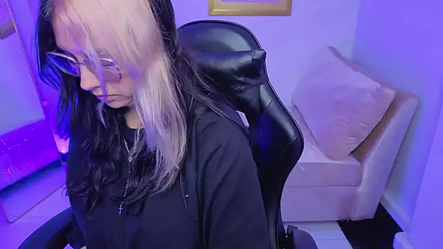 Snapshot of Hela_v chatting on January 2026 08:02:02 PM Hela v online show from January 2026 08:02:02 PM