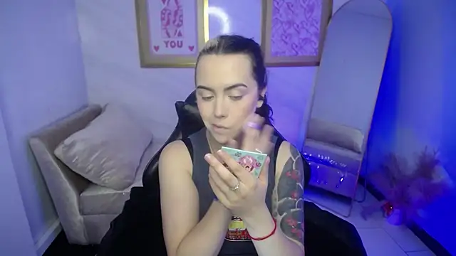 Snapshot of Hela_v chatting on November 2025 01:04:01 PM Hela v online show from November 2025 01:04:01 PM