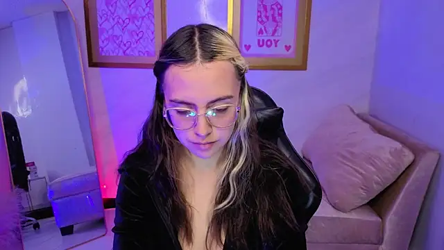 Snapshot of Hela_v chatting on November 2025 08:09:02 PM Hela v online show from November 2025 08:09:02 PM