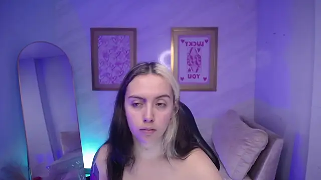 Snapshot of Hela_v chatting on November 2025 08:01:01 PM Hela v online show from November 2025 08:01:01 PM