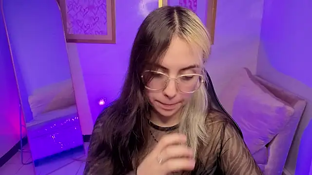 Snapshot of Hela_v chatting on November 2025 08:09:01 PM Hela v online show from November 2025 08:09:01 PM