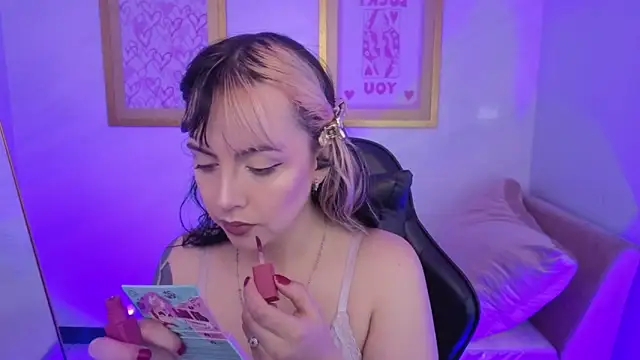 Snapshot of Hela_v chatting on February 2026 08:04:01 PM Hela v online show from February 2026 08:04:01 PM