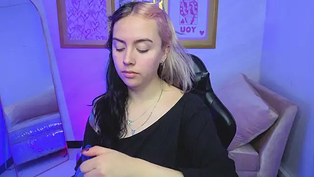 Snapshot of Hela_v chatting on January 2026 08:05:01 PM Hela v online show from January 2026 08:05:01 PM