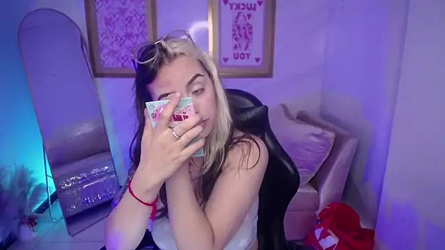 Snapshot of Hela_v chatting on November 2025 08:25:01 PM Hela v online show from November 2025 08:25:01 PM