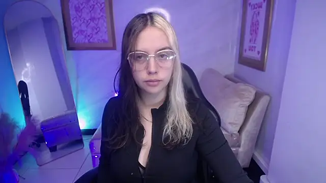 Snapshot of Hela_v chatting on September 2025 12:09:02 PM Hela v online show from September 2025 12:09:02 PM