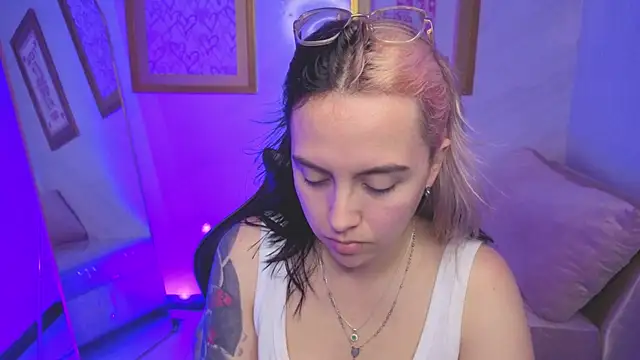 Snapshot of Hela_v chatting on January 2026 08:12:02 PM Hela v online show from January 2026 08:12:02 PM