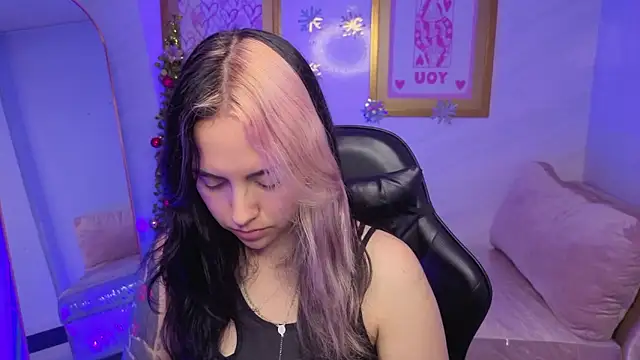 Snapshot of Hela_v chatting on January 2026 08:14:02 PM Hela v online show from January 2026 08:14:02 PM