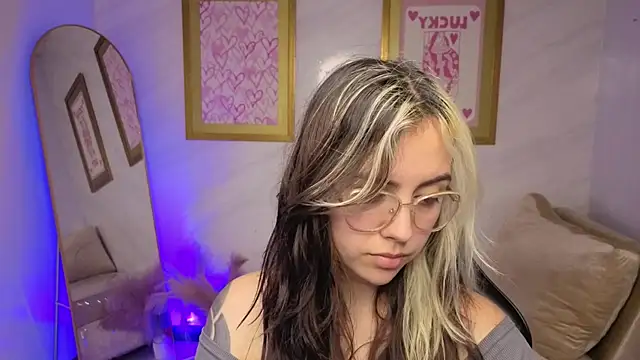 Snapshot of Hela_v chatting on December 2025 08:08:02 PM Hela v online show from December 2025 08:08:02 PM