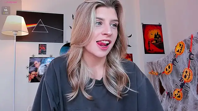 Snapshot of heartseduction chatting on November 2025 08:18:01 AM heartseduction online show from November 2025 08:18:01 AM