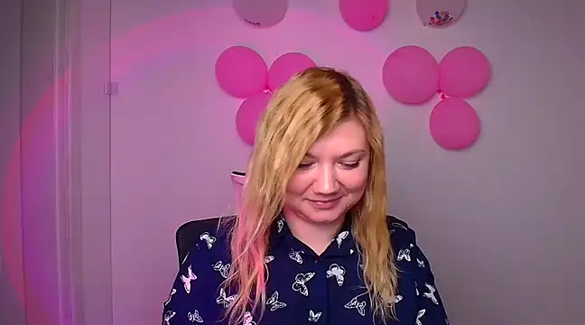 Snapshot of Lola_moree chatting on February 2025 03:43:01 PM Lola moree online show from February 2025 03:43:01 PM