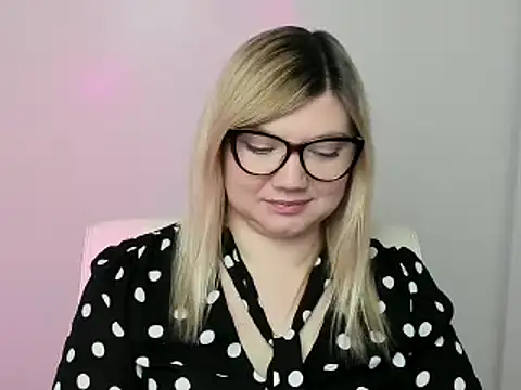 Snapshot of Lola_moree chatting on October 2025 12:02:02 PM Lola moree online show from October 2025 12:02:02 PM