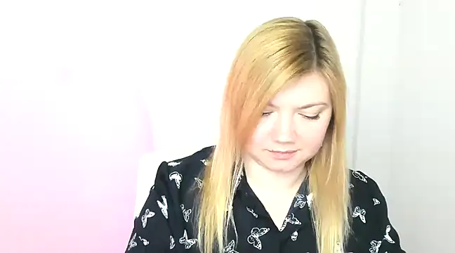 Snapshot of Lola_moree chatting on March 2025 12:57:02 PM Lola moree online show from March 2025 12:57:02 PM