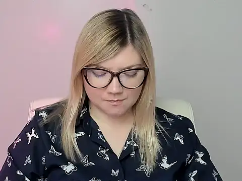 Snapshot of Lola_moree chatting on October 2025 12:28:01 PM Lola moree online show from October 2025 12:28:01 PM