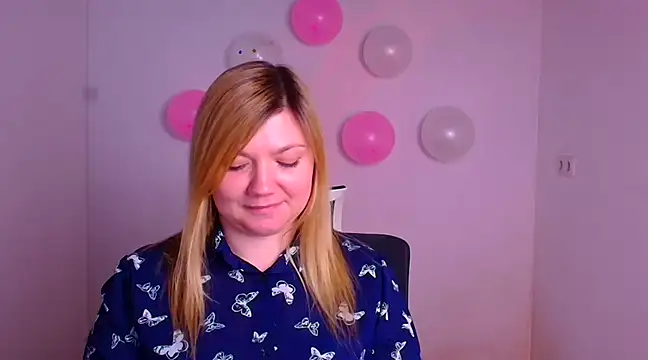 Snapshot of Lola_moree chatting on February 2025 03:44:02 PM Lola moree online show from February 2025 03:44:02 PM