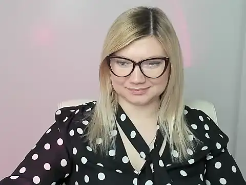 Snapshot of Lola_moree chatting on November 2025 01:15:01 PM Lola moree online show from November 2025 01:15:01 PM