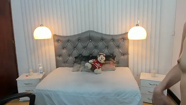 mia vanucci1 online show from March 2025 06:07:02 AM