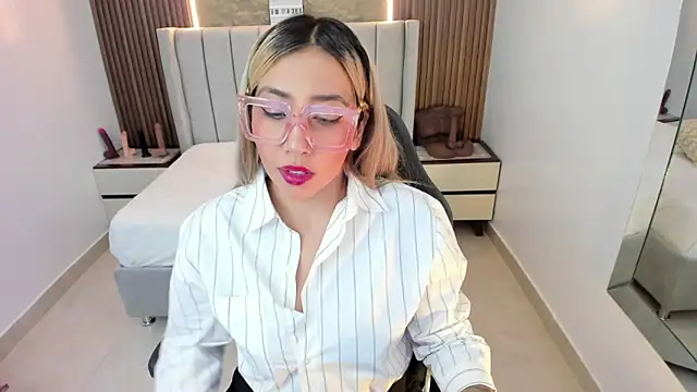 CALANTHELOVE1 online show from April 2026 01:24:01 PM