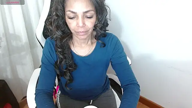 Lunasquirt1985 online show from April 2026 01:38:02 PM