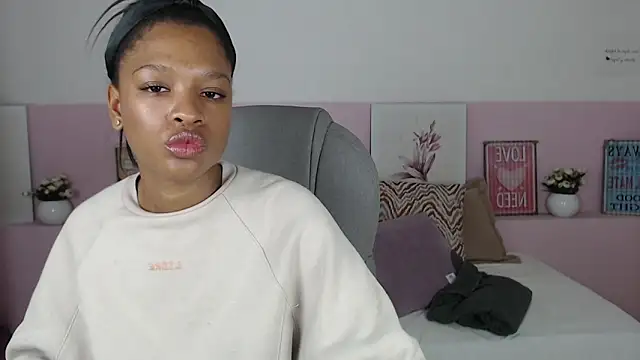 Snapshot of brendathompson_ chatting on February 2025 12:32:01 PM brendathompson online show from February 2025 12:32:01 PM