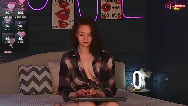 Snapshot of Eseensia chatting on October 2025 02:24:02 AM Eseensia online show from October 2025 02:24:02 AM