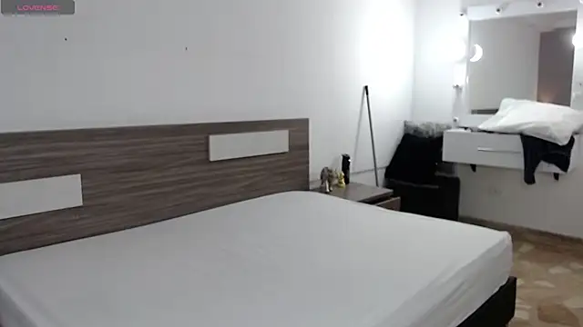 Liiamthompson online show from December 2025 09:03:01 AM