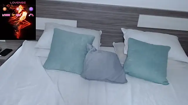 Liiamthompson online show from March 2026 01:40:01 PM