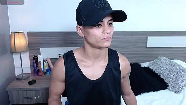 Liiamthompson online show from December 2025 09:29:01 PM