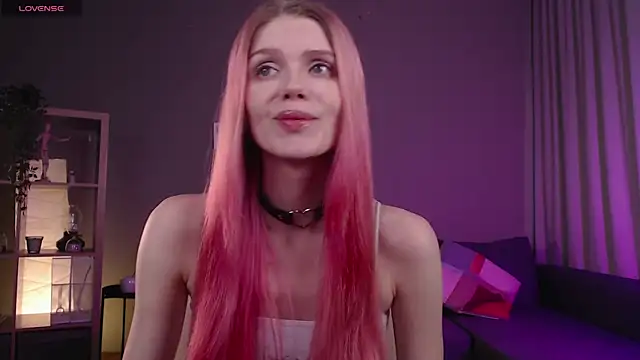 Gretchen Mol online show from November 2025 07:35:01 AM